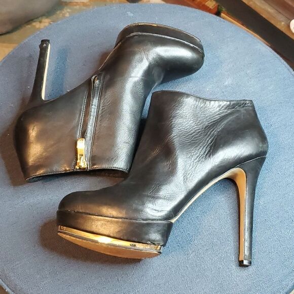 Vince Camuto 9.5 DIRA Black Leather Platform Stiletto Ankle Bootie Gold Trim - Picture 6 of 12